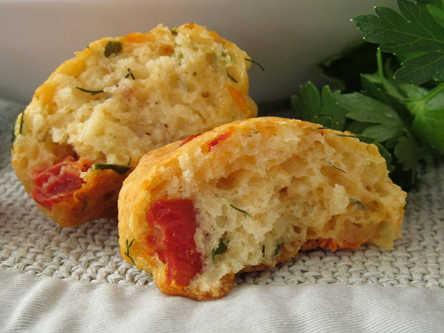 Закусочные творожные булочки с вялеными томатами и зеленью