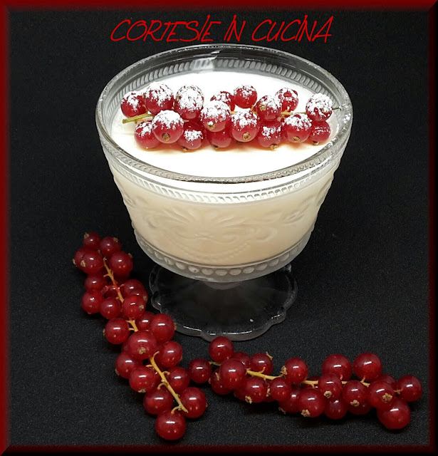 mascarpone con panna e ribes rosso