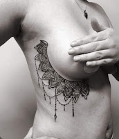 Tatuajes debajo de los senos