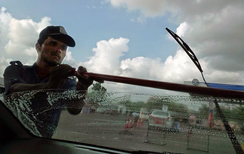 Windshield Wiper man cleaning car window