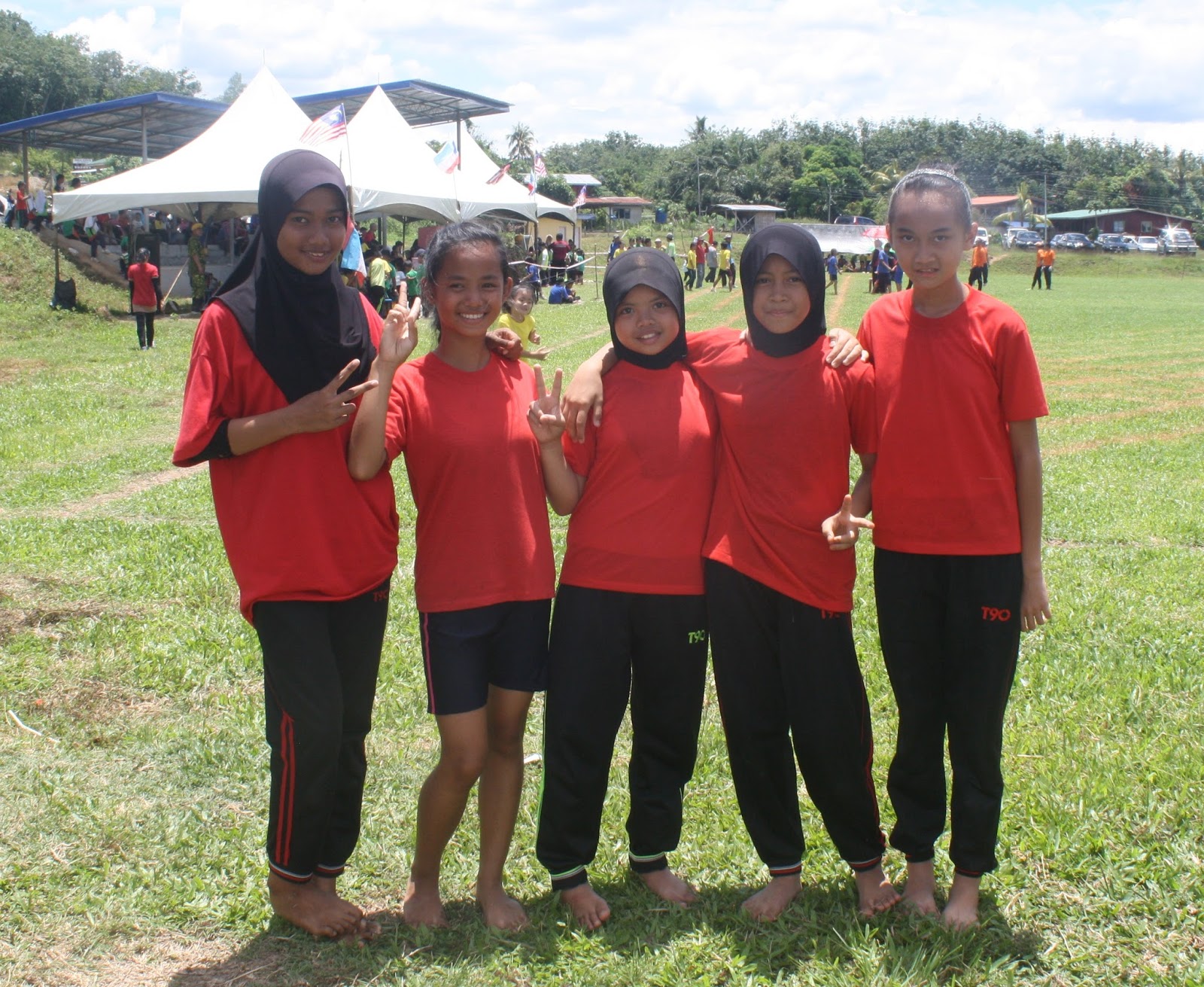 Baju Rumah Sukan Merah
