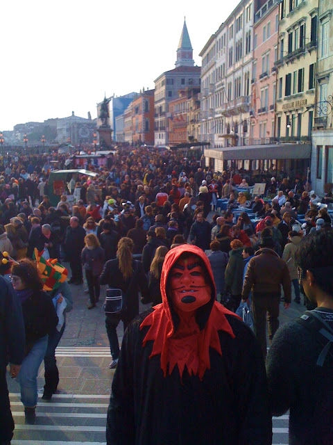 folla a Venezia durante in Carnevale