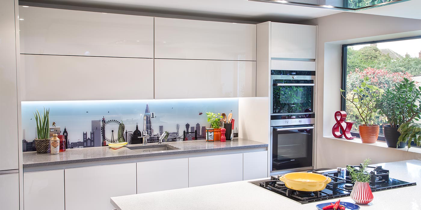 Tổng hợp những mẫu vách bếp kính cường lực in tranh 3D đẹp hết ý Tổng hợp những mẫu vách bếp kính cường lực in tranh 3D đẹp hết ý
