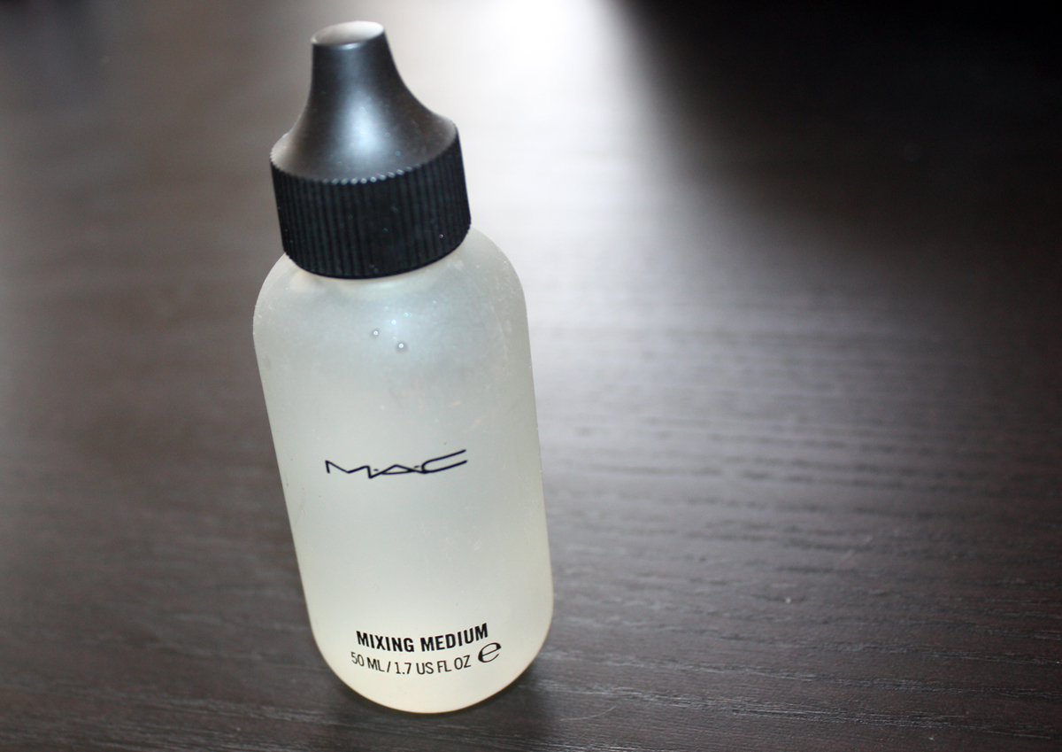 Comment intensifier et fixer ses pigments avec le MAC Mixing Medium