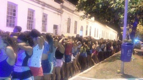 PM aborda centenas de jovens em festa regada a drogas na Bahia 6
