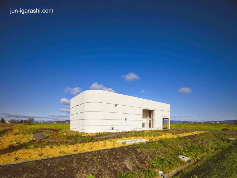 Perspectiva desde el camino que pasa al frente de casa Casa japonesa contemporánea en zona rural