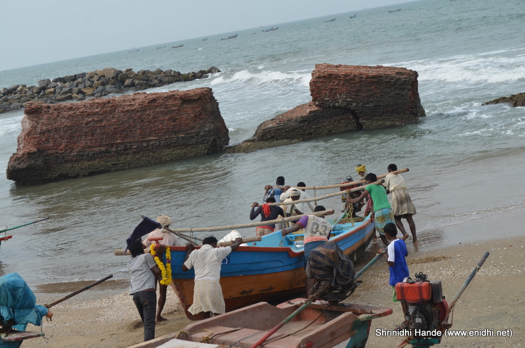 How to get a boat into water? eNidhi India Travel Blog