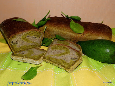 Chleb ze szpinakiem i awokado na zakwasie