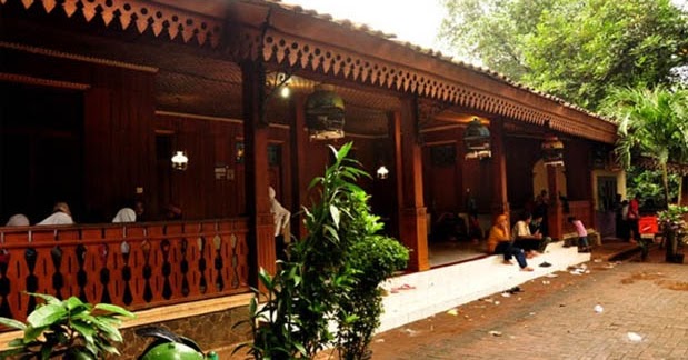 Download Rumah Adat Dki Jakarta Background