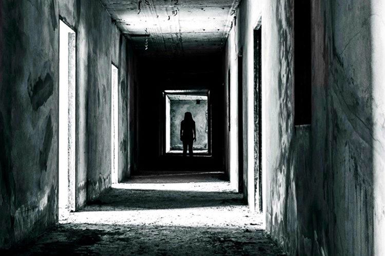 129 numaralı evin son katında yaşayan öğrenciler o gece dairelerinde esrarengiz bir biçimde ölürler.