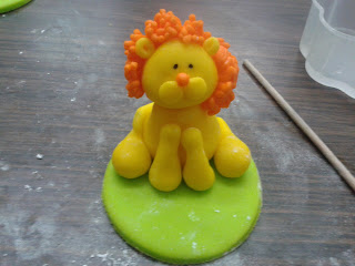 leon en fondant paso a paso