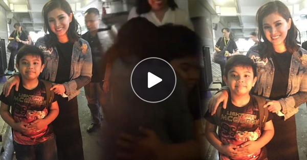 Angel Locsin's Sweet And Memorable Moment With Her 'Little Fan' At The Nascon Event Angel Locsin's Sweet And Memorable Moment With Her 'Little Fan' At The Nascon Event
