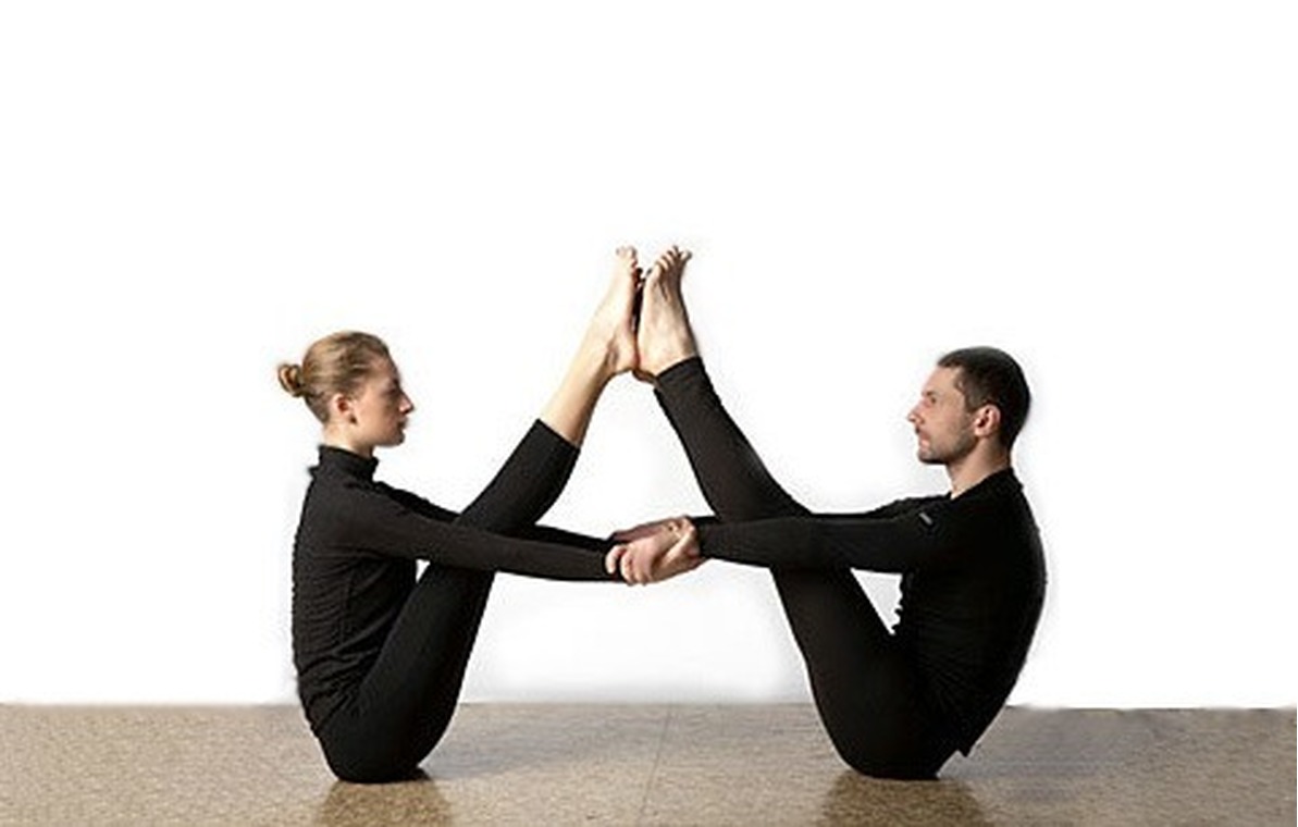 Равновесие двух человек. Парная йога на равновесие. Парная йога ЧЕЛЛЕНДЖ. Позы для йоги вдвоем. Позы для парной йоги.