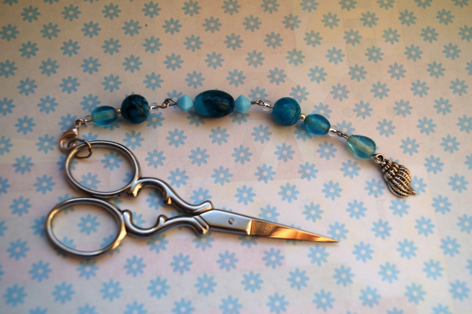 маячок для ножниц. маячки для ножниц из полимерной глины. маяк на ножницы. вышитые маячки для ножниц. маячок для ножниц вышивка.