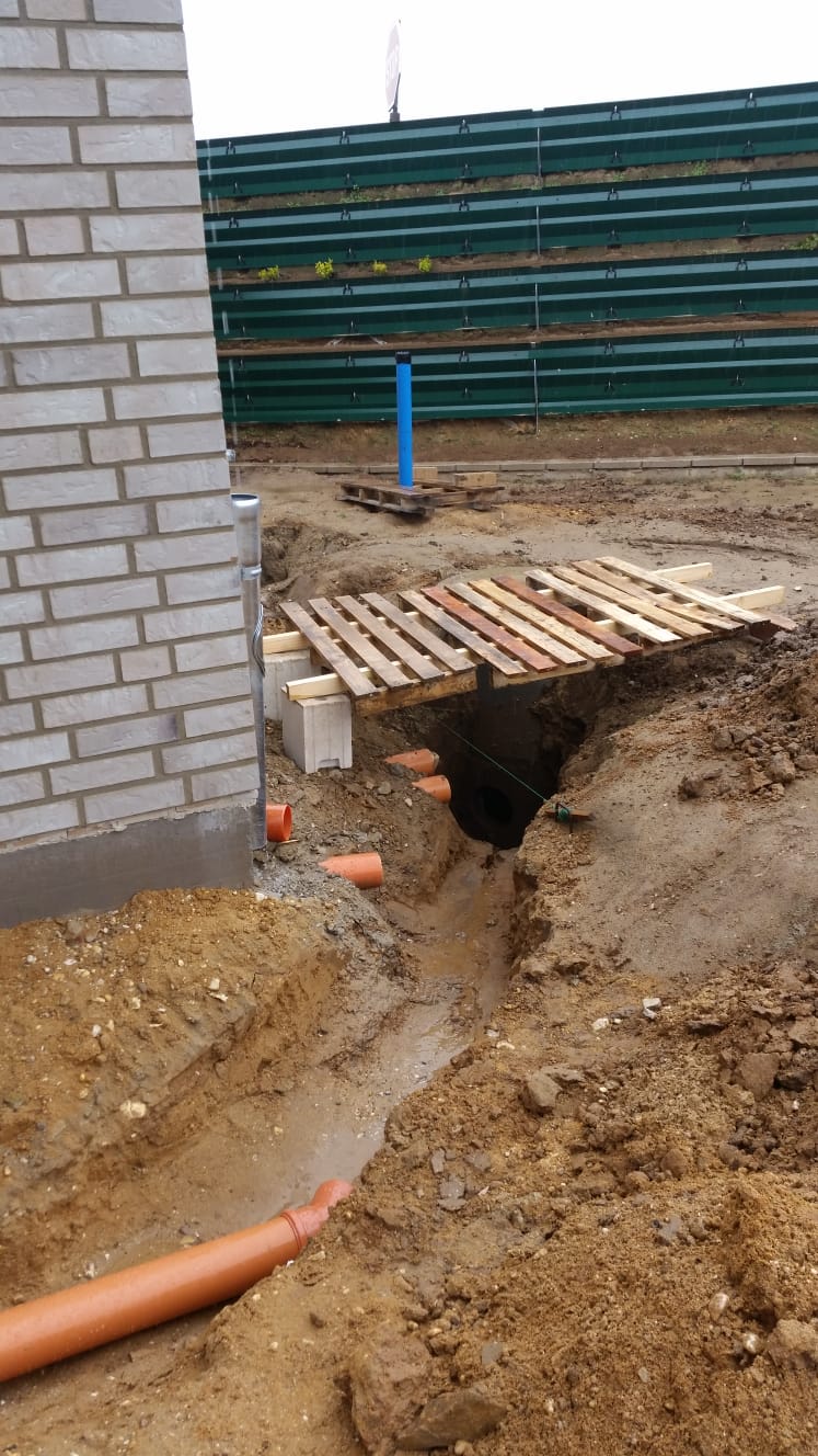 Hausbau Nadine, Max & Alex Anschlüsse Rigole fertig