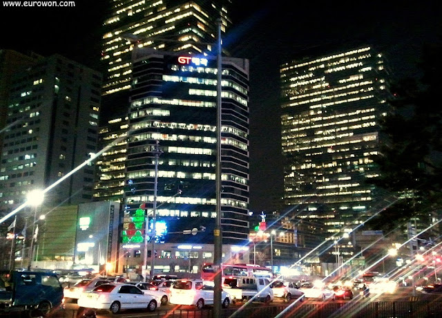 Calle de Gangnam por la noche