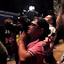 Camarógrafo, presuntamente de Telefórmula, tira la cámara de un reportero local en el Carnaval de Mérida