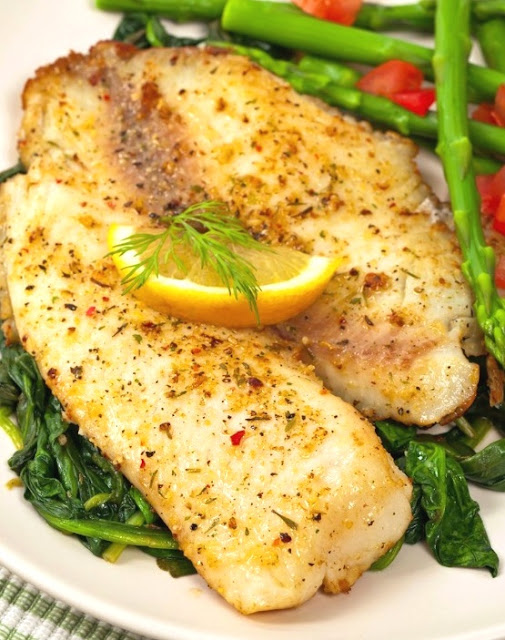 Jugoso filete de tilapia al horno en salsa de eneldo prepara este