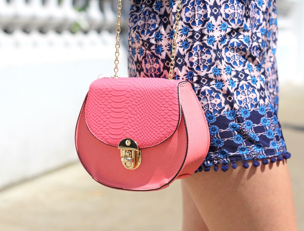peexo fashion blogger wearing pom pom shorts and mini pink bag