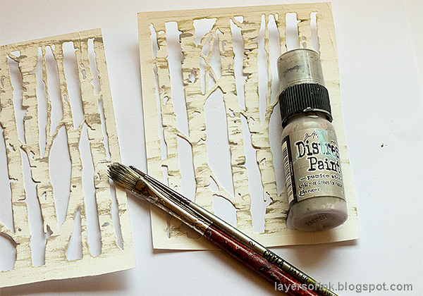 Layers of ink - Birch Forest December Daily Tutorial by Anna-Karin Evaldsson. Paint the birch trees with Distress Paint.