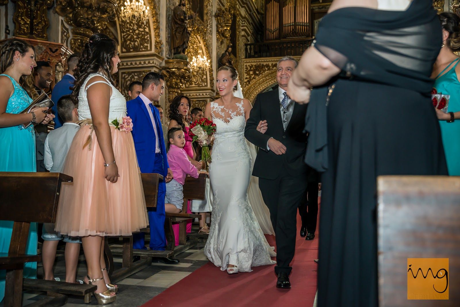 Fotografía espontánea de la entrada a la iglesia de la novia el día de su boda