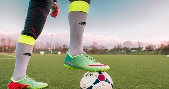Menghentikan Bola Dalam Permainan Sepak Bola Dapat Dilakukan Dengan Angkoo