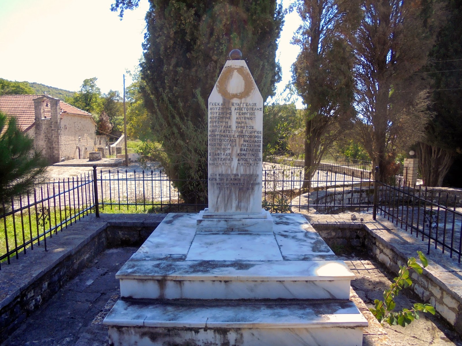 το μνημείο πεσόντων στο Μεσοβούνι Ζαγορίου