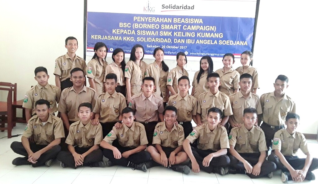 24 PELAJAR SMK KELING KUMANG DAPAT BEASISWA DARI SOLIDARIDAD DAN IBU ANGELA SOEDJANA