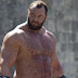 Montanha de 'Game of Thrones' impressiona fãs ao posar com namorada