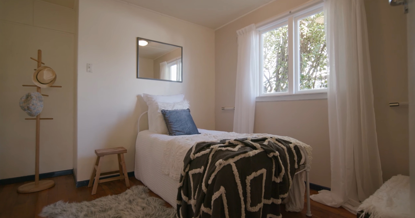 12 Photos vs. 11 Cedar Drive, Kelvin Heights, Queenstown vs. Home Interior Design Tour