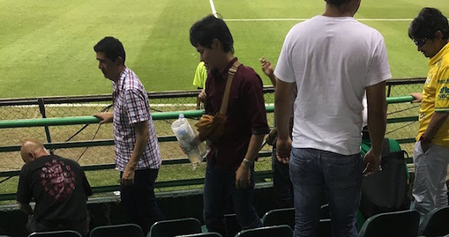 Japoneses recogen basura de estadio al terminar partido en Guanajuato