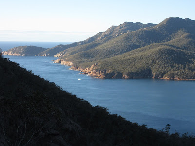 Vistas desde el mirador Wineglass Bay, en Freycinet, Tasmania Vistas desde el mirador Wineglass Bay, en Freycinet, Tasmania