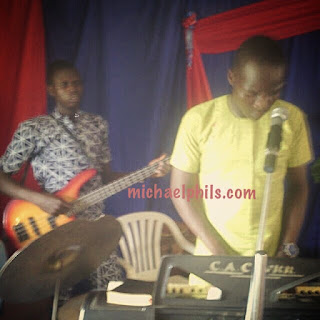 instrmentalist playing to miracle worker by sinach