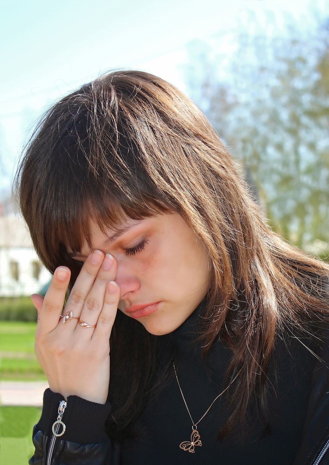 удовлетворил маленькую девочку. кричащая девочка. плачущая молодая девушка. юные девочки кричат. девочка кричит от удовольствия.