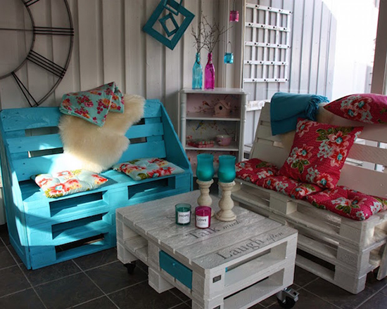 Desain ruang keluarga dengan pallet bekas
