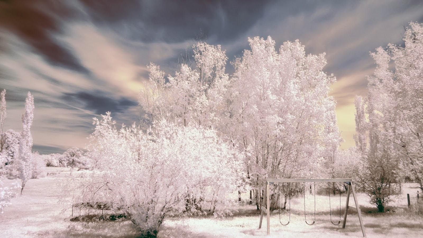 Schommels in de winter Wallpaper met schommelsen sneeuw in de winter