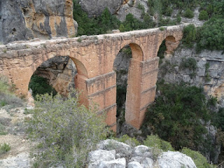 Puente sobre el barranco de la Cueva del Gato. Altura sobre el barranco