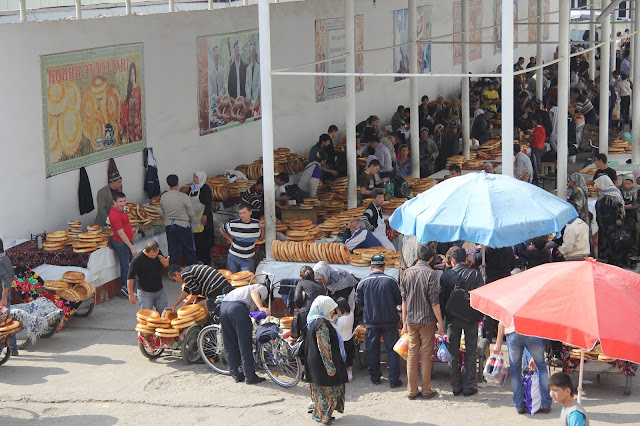 Ouzbékistan, Andijan, marché Eski, pain, © L. Gigout, 2012