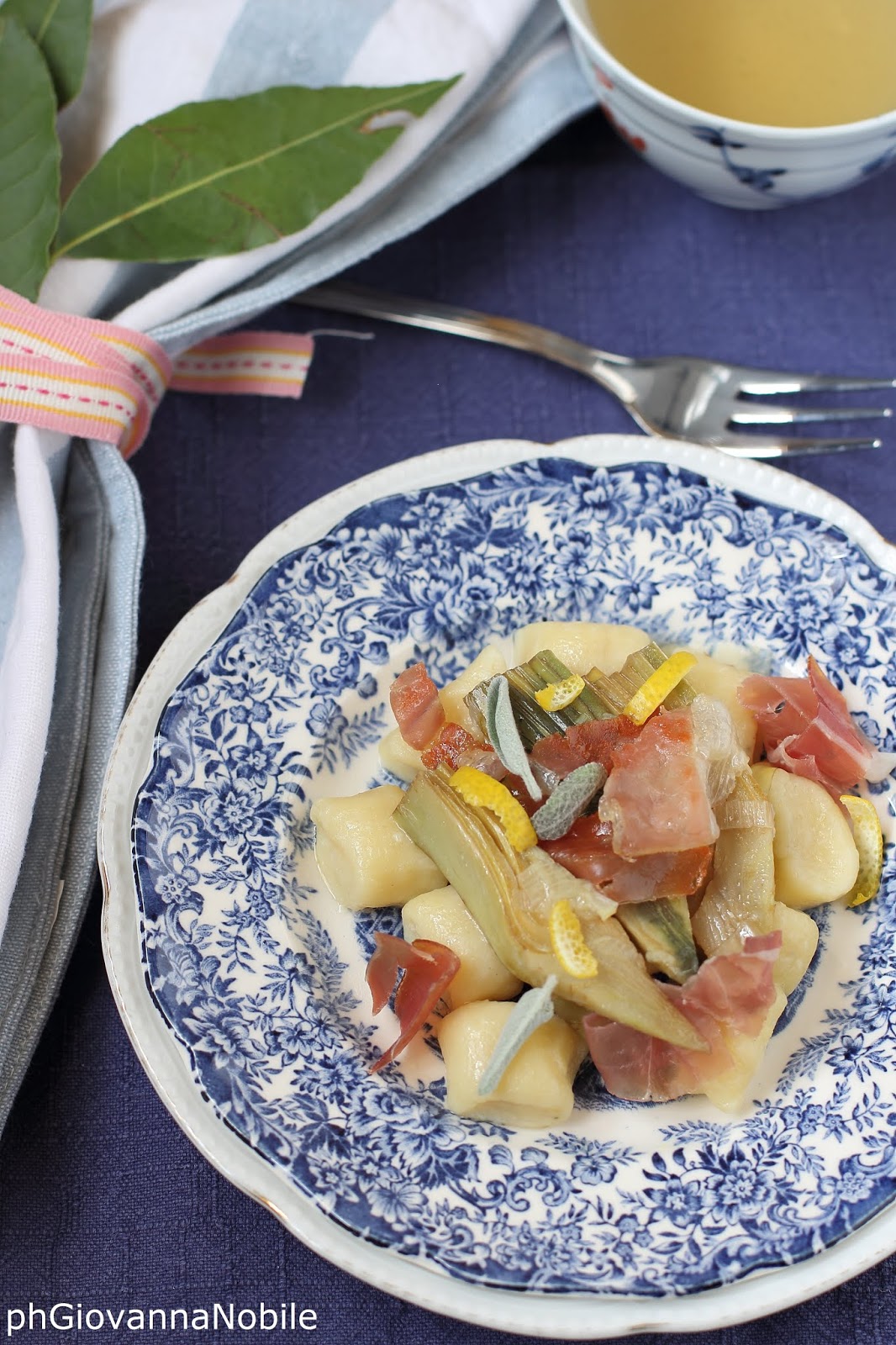 Gnocchi di ricotta con sugo di carciofi, prosciutto crudo toscano