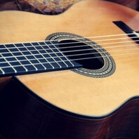 Guitarra clásica Foto de una guitarra clásica y sus cuerdas de nylon
