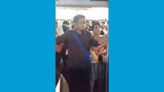 Video: Seorang Pria yang ‘Burungnya’ Kejepit Pintu Kereta Listrik Video: Seorang Pria yang ‘Burungnya’ Kejepit Pintu Kereta Listrik