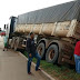 Motorista de carreta perde controle de direção ao ser fechado por outra carreta, por pouco não tomba em Luis Eduardo Magalhães