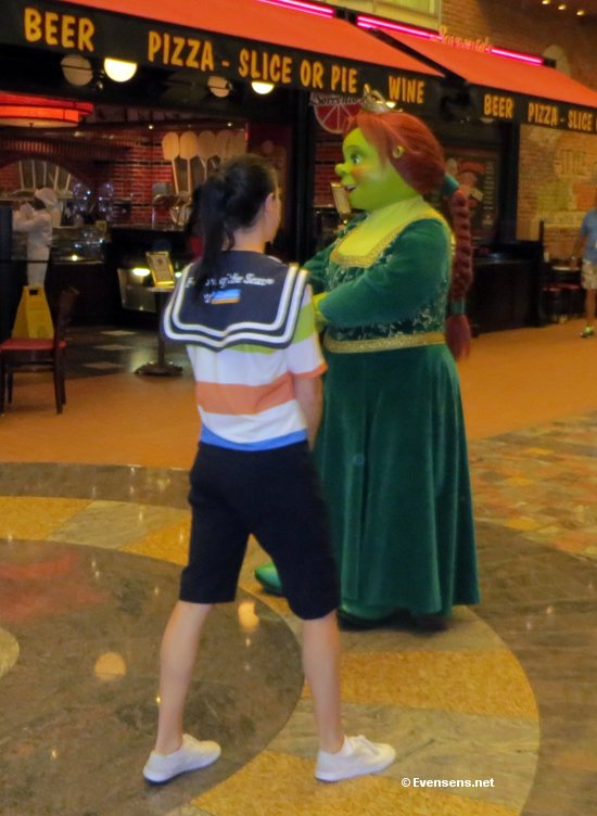 Shrek Fiona Kicks Robin Hood