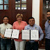 Freddy Ruz, alcalde de Umán, firma convenio con el ISSTEY
