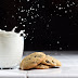 Um copo de leite e biscoitos