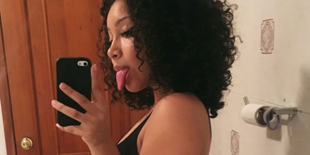 Ada yang Aneh di Foto Selfie dalam Kamar Mandi