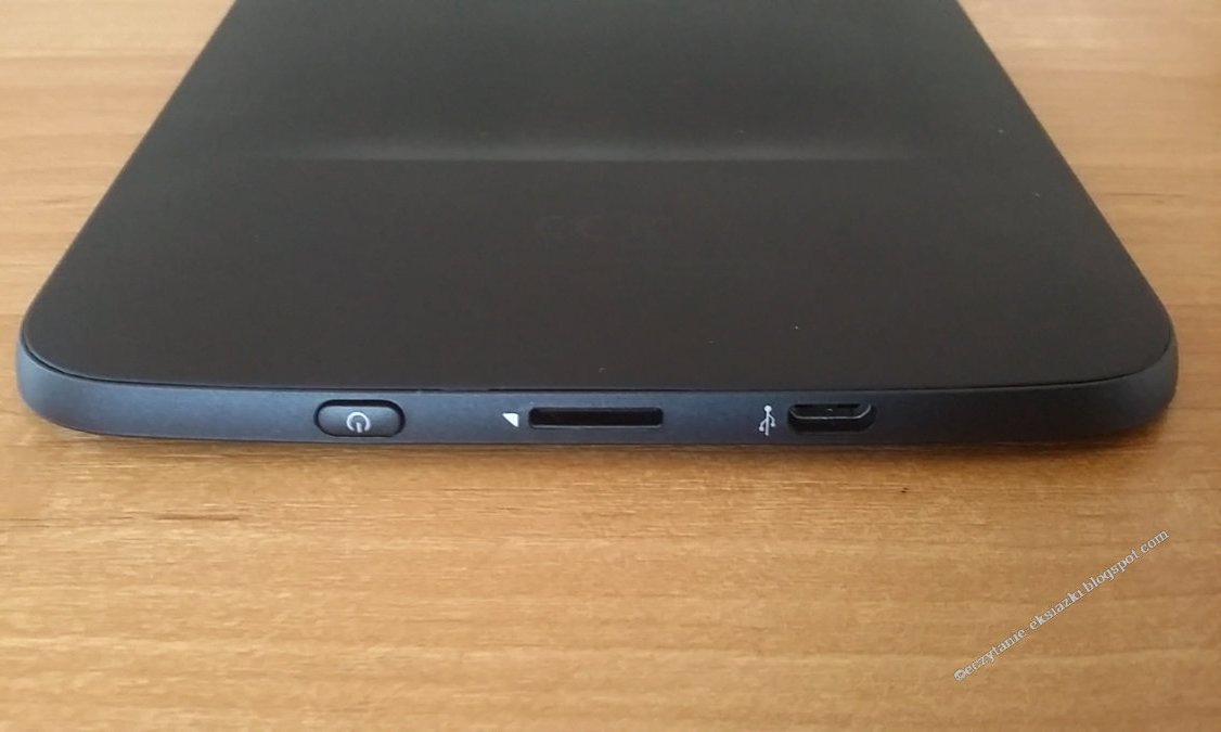 dolna krawędź czytnika PocketBook Basic 3 z widocznym wejściem microUSB, microSD oraz wyłącznikiem