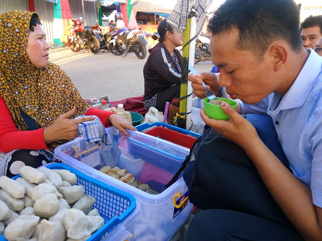 Jajan pempek enak murah meriah di pedangan kaki lima di Palembang