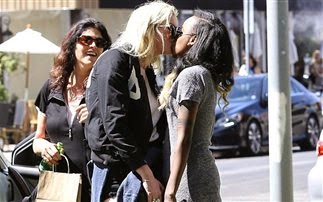 Δύο διάσημες γυναίκες της Αμερικής φιλιούνται μες τη μέση του δρόμου χωρίς δισταγμό! Δείτε ποιες είναι [photos]