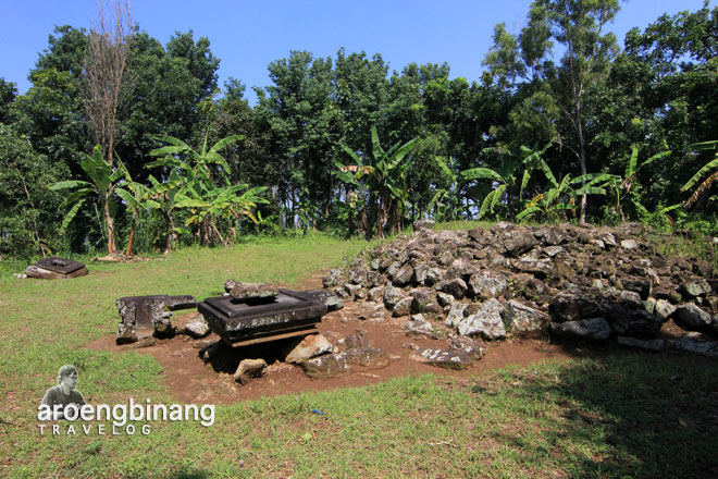 candi miri sleman yogyakarta yoni